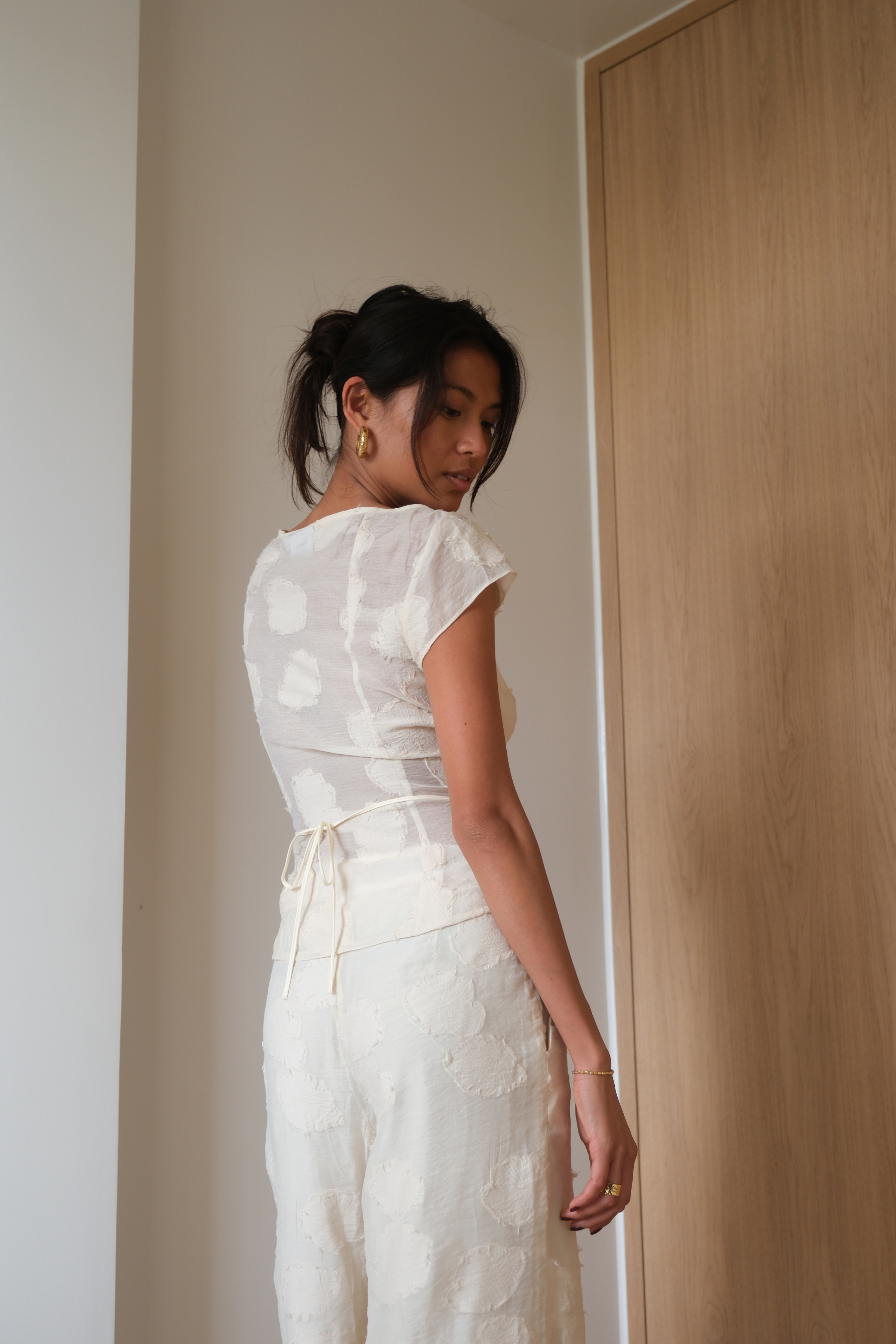 Azalea Cut Out Top | Ecru